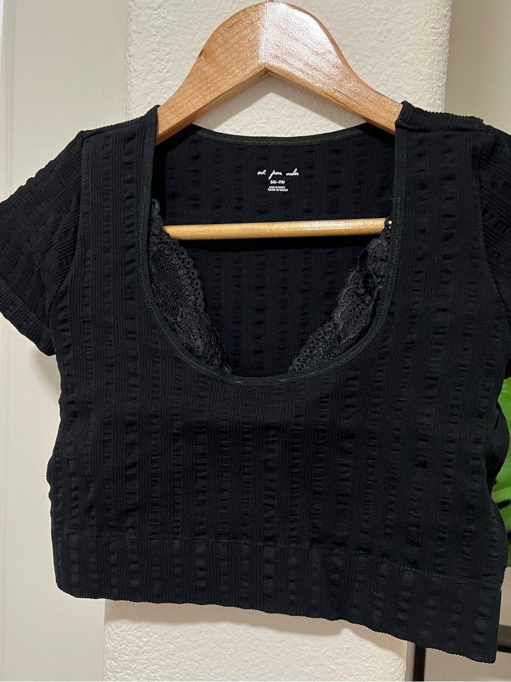 UO Out From Under Thalia Seamless Knit Lace
Trim Crop - Black